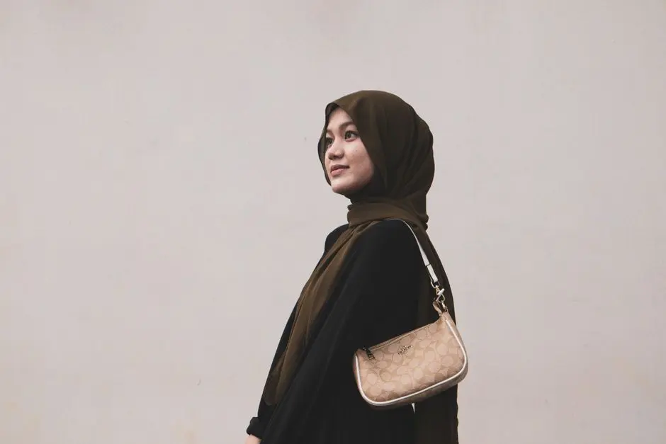 Padu padan pakaian sederhana dengan aksesori minimal