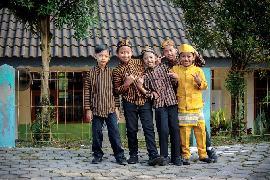 Pemuda Indonesia dengan pakaian streetwear dan aksesori lokal